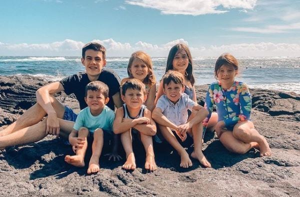 Os sete irmãos foram adotados por seus novos pais, que já tinham outros cinco filhos