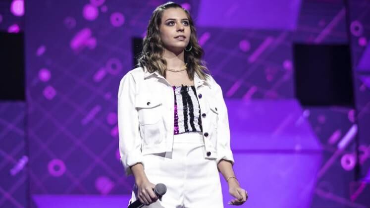 O painel de especialistas vibrou e 99 jurados cantaram
junto a Maria Fernanda, que escolheu O Trem Azul, de Lô Borges e Elis Regina 