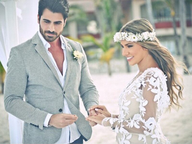 Assim que foi pedida em casamento, a ex-BBB mostrou a aliança aos seguidores.

— Eu não consigo parar de te olhar
