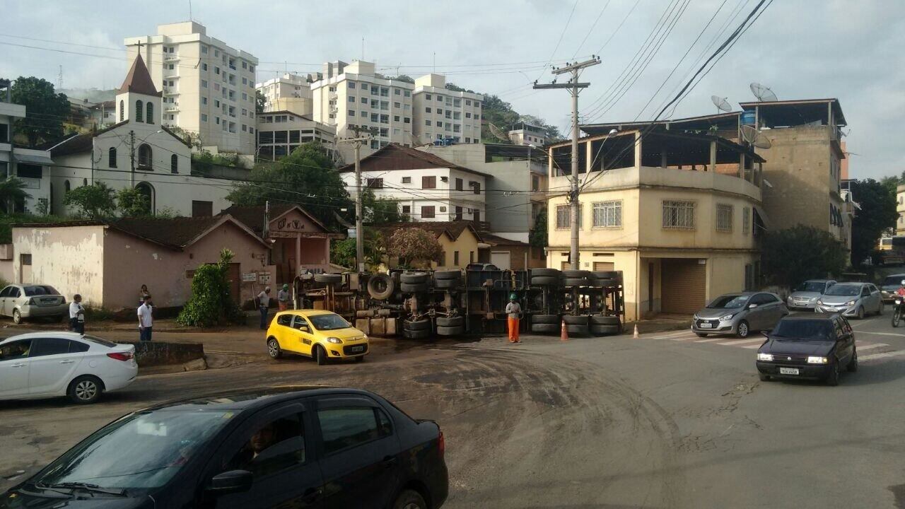 A carreta, carregada com laje pré-moldada, tombou na manhã desta quinta-feira (24), no bairro São Francisco de Assis