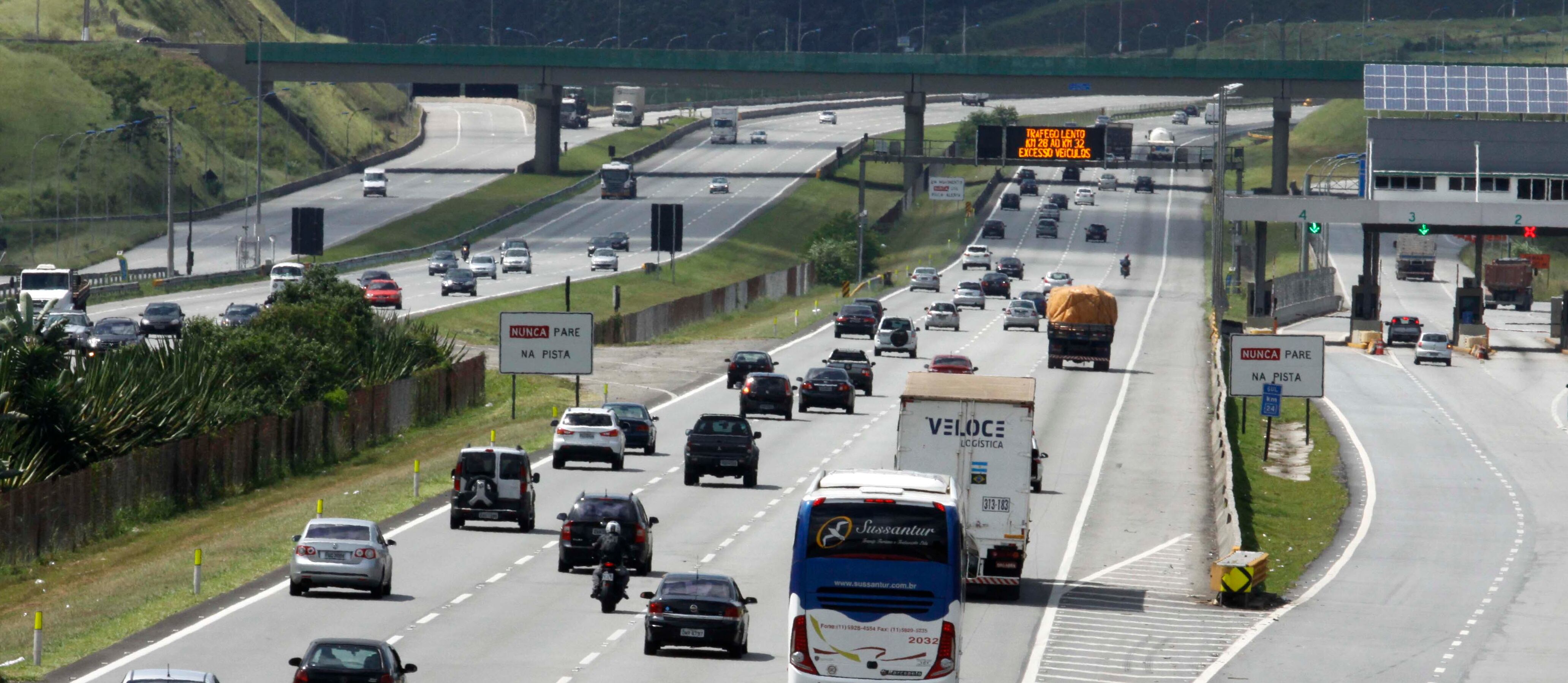 A rodovia dos Imigrantes registrou tráfego carregado no sentido litoral