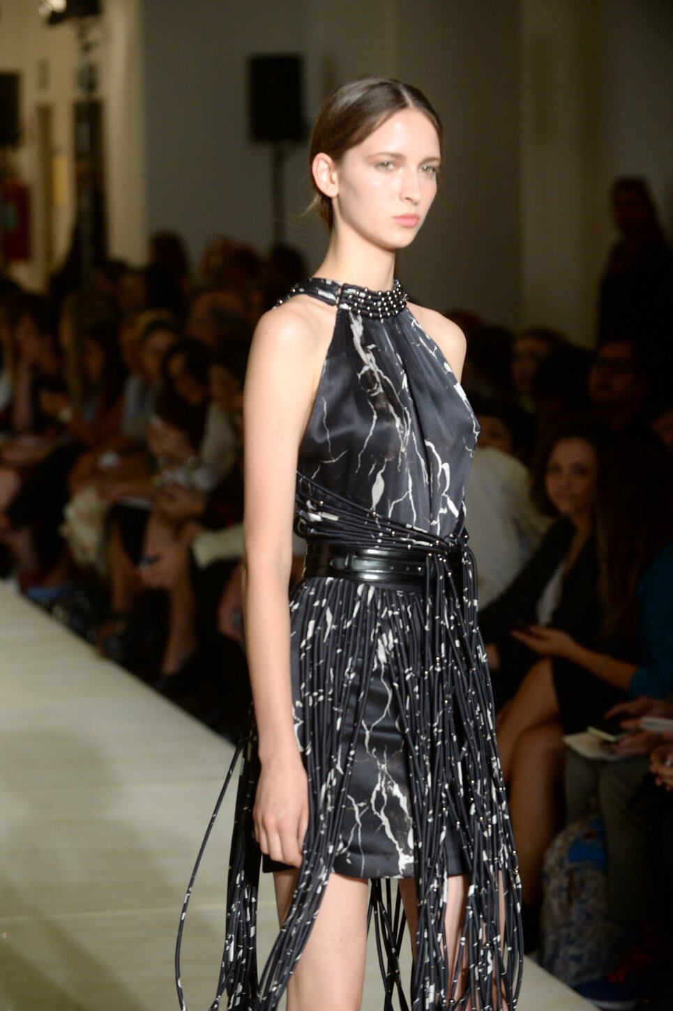 A coleção de inverno de Reinaldo Lourenço, apresentada na FAAP,
nesta terça-feira (4), usou e abusou de formas geométricas e do couro como
material principal. Os destaques ficaram por conta das franjas e das golas
altas. O pescoço recebeu atenção também por conta dos acessórios que as modelos
usaram. Paetês e estampas apareceram em segundo plano, quebrando o tom sóbrio das
criações, exibida na 38ª edição da SPFW 