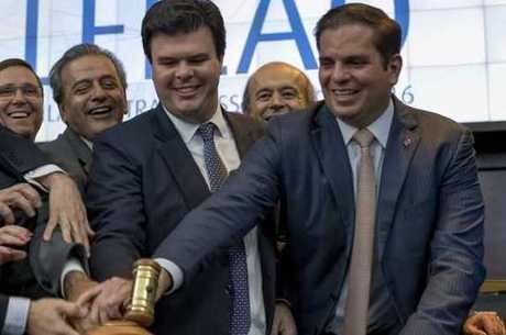 O ministro de Minas e Energia, Fernando Coelho (esq.), e o diretor da Aneel, André Pepitone (dir), durante leilão