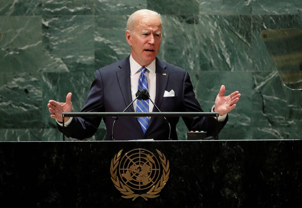 U.S. President Joe Biden takes off his protective face mask worn due to the coronavirus disease (COVID-19) pandemic as he arrives to speak during the 76th Session of the U.N. General Assembly in New York City, U.S., September 21, 2021. REUTERS/Eduardo Munoz/Pool
