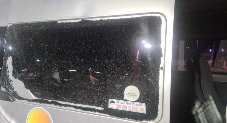 Van atacada por assaltantes no último mês em Fortaleza: tripulantes vulneráveis