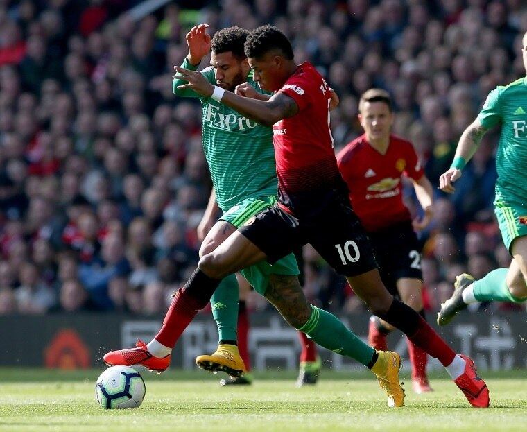 Rashford disputa a bola pelo Manchester