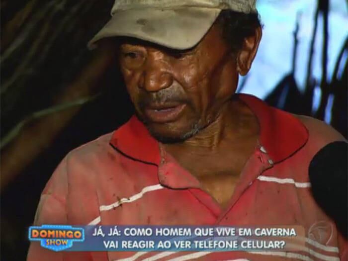 

A grande
pergunta a ser feita era qual o motivo de uma senhor de idade morar naquele
local e Geraldo Luís o questionou. Porém, a resposta também surpreendeu o público



— Eu não
tinha dinheiro para pagar o aluguel e quando cheguei aqui achei o lugar bom. Era melhor que pagar uma casa de aluguel

+ Aproveite e confira as matérias do programa Domingo Show

+ Já curtiu a página do Domingo Show no Facebook? É só clicar!

+ Siga o Domingo Show no Twitter e receba todas as notícias do programa


