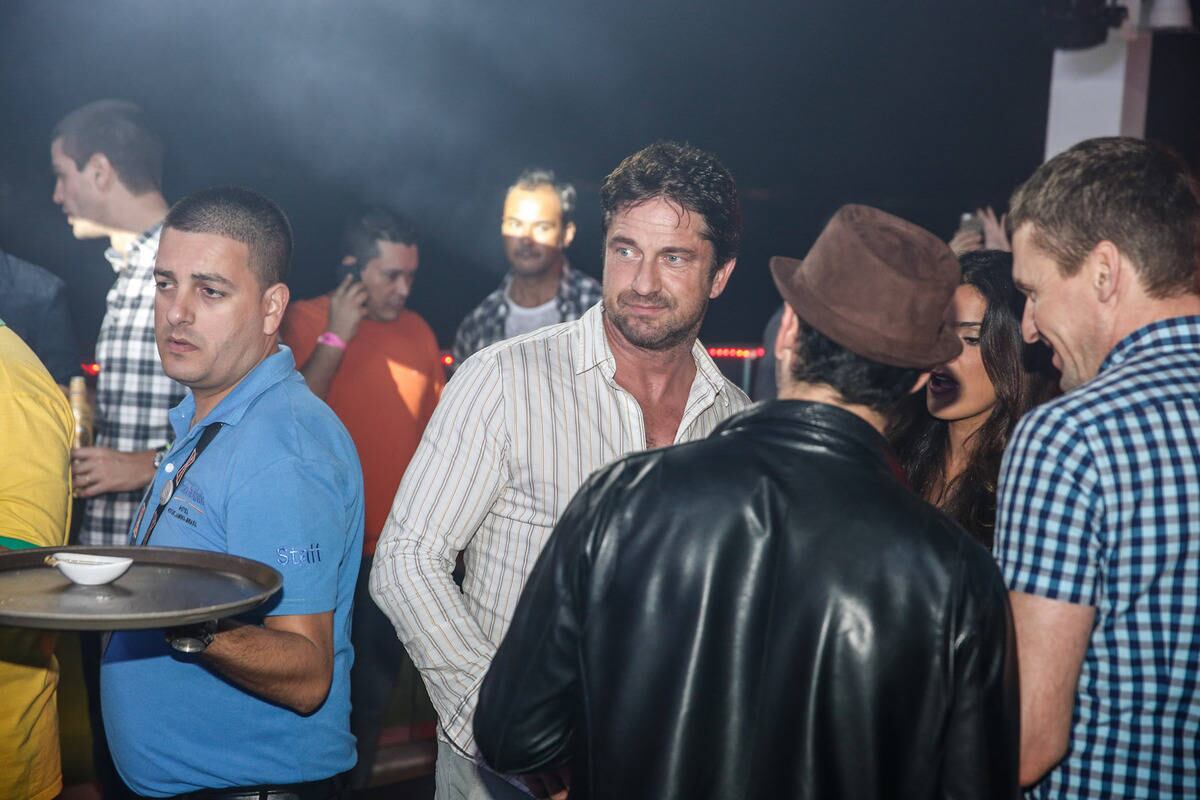 Gerard Butler deixa hotel com modelo gaúcha no RJ, diz jornal