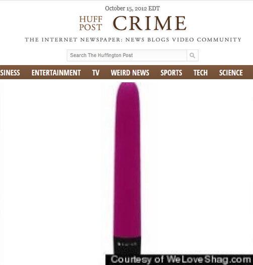 Lisa Anderson jogou um vibrador no rosto do policial que entrou em seu apartamento em Watertown, Nova York.
A polícia havia sido chamada após uma denúncia de existir uma "pessoa indesejada" em sua casa.
Depois do incidente, Lisa foi detida por assédio moral e contravenção, mas foi liberada em seguida