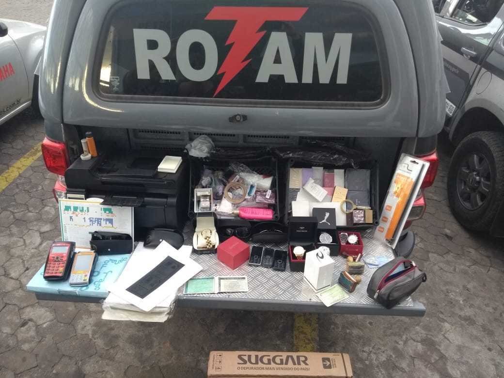 Duas armas foram aprendidas com o suspeito