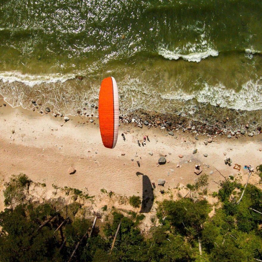 Grupo de amigos se divertindo na praia, à beira do Mar Báltico