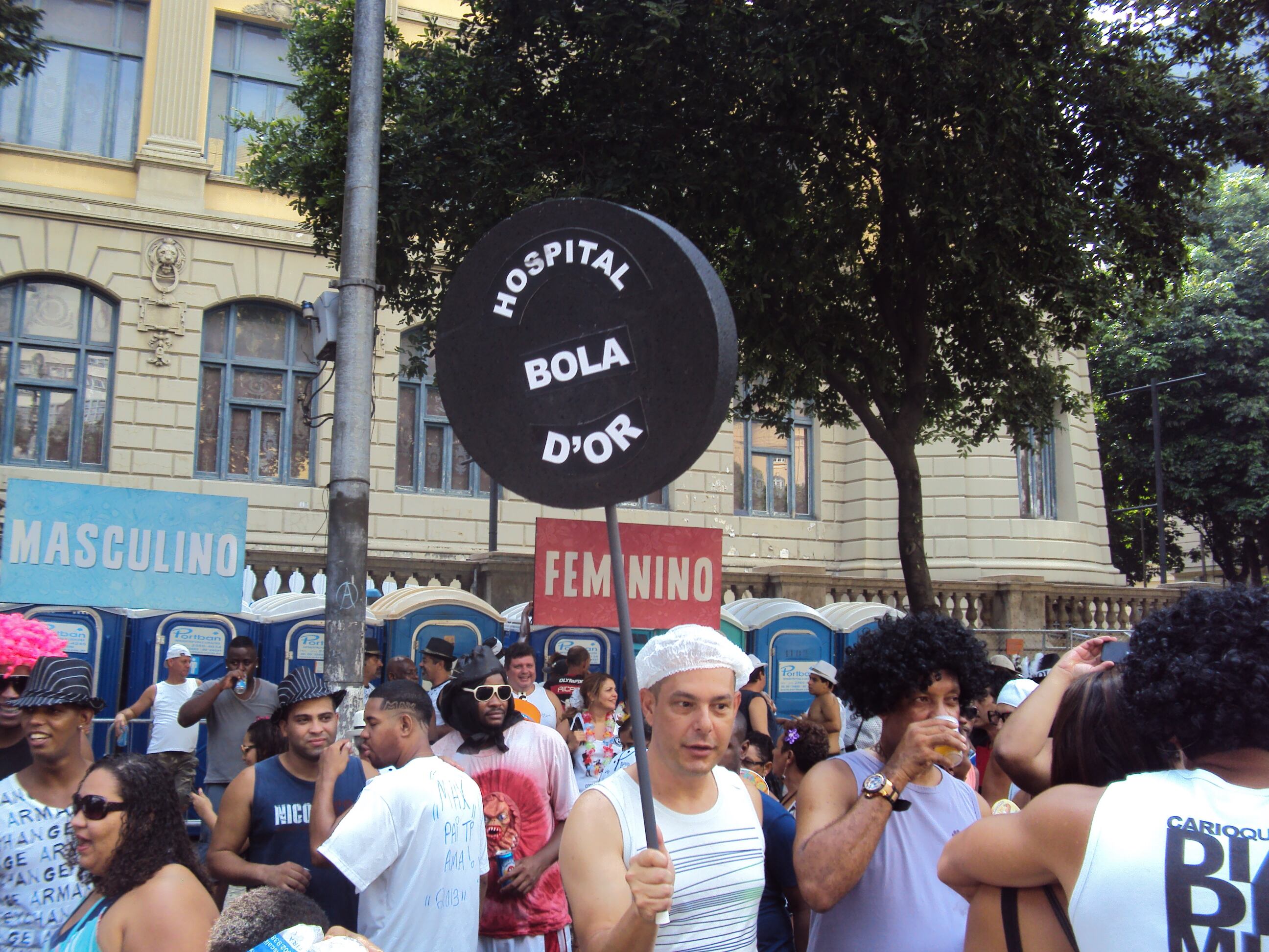 Muitos acessórios, como plaquinhas, complementavam as fantasias