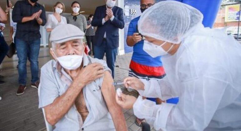 Idosos buscaram os postos para se imunizar contra a Covid: percentual, no entanto, não se sabe