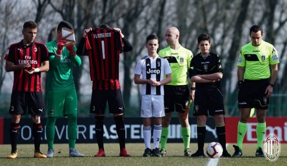 Milan e Juventus sub-19 homenageiam o Flamengo, antes do clássico pelas divisões de base. Uma camisa do Milan, com o número 1 às costas e o nome do clube carioca, foi exibida