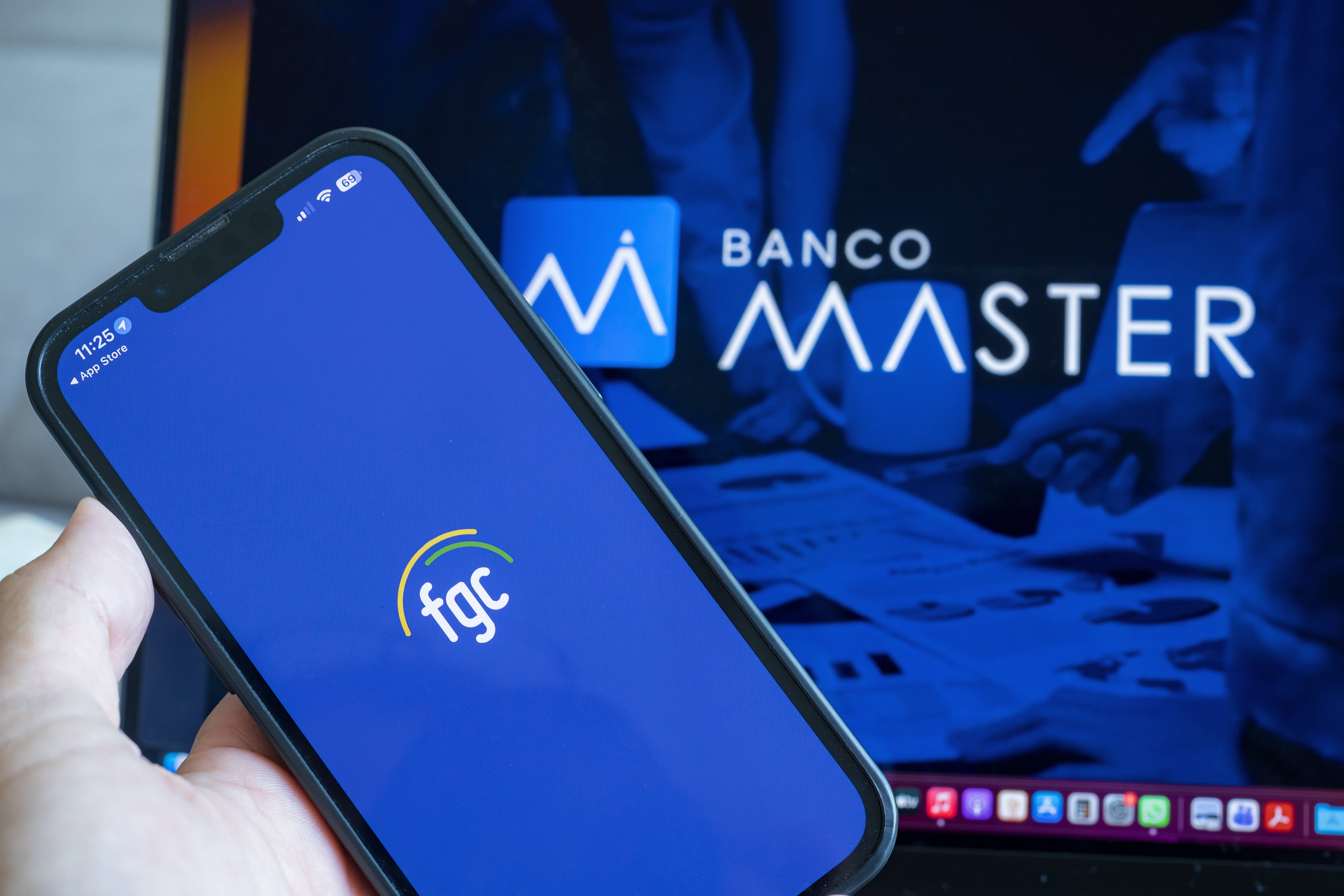 SP - FGC PAGA CREDORES / BANCO MASTER - ECONOMIA - O Fundo Garantidor de Cr?dito (FGC) comea a ressarcir nesta segunda-feira (19) aproximadamente 150 mil credores que compraram Certificados de Cr?dito Banc?rio (CDBs) do banco Master. Os valores ser?o pagos ? vista. O prazo para pedidos de ressarcimento comeou no s?bado (17), por meio do aplicativo do FGC para as pessoas f?sicas. 19/01/2026 - Foto: RODOLFO BUHRER/FOTOARENA/FOTOARENA/ESTADÃO CONTEÚDO