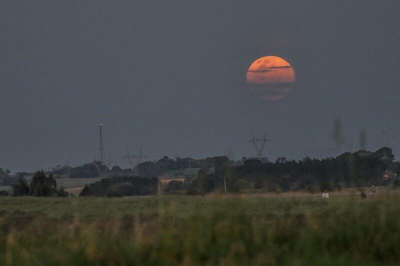 Na imagem vemos a Lua gigante e ainda laranja em Passo Fundo, no Rio Grande do Sul