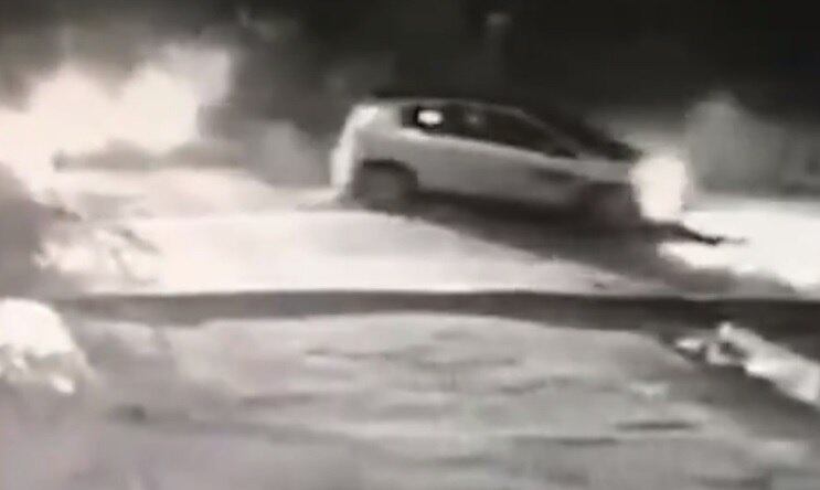 Carro foi flagrado por câmeras de segurança