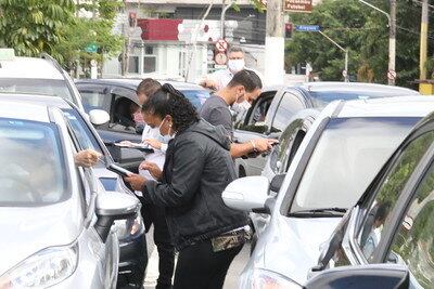Profissionais de apoio auxiliaram no momento da chegada dos carros para a vacinação. O pré-cadastramento na campanha de vacinação contra a covid-9 pode ser realizado no site “Vacina Já” (www.vacinaja.sp.gov.br) para dar mais celeridade ao processo de atendimento para imunização. O tempo estimado para quem preencheu o formulário é de cerca de um minuto. Presencialmente, em média, a coleta de informações leva cerca de 10 minutos

