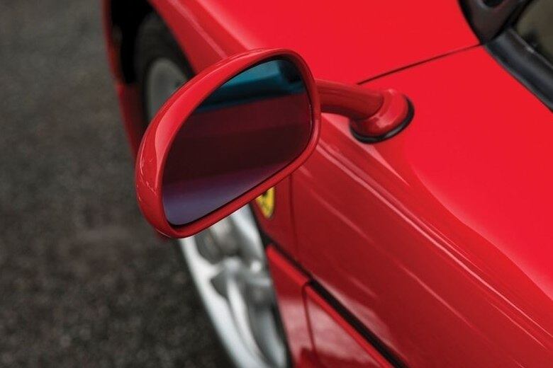 Nos anos 90, a F50 juntava a tecnologia vinda da F1, naquela década, em um visual feito para as ruas