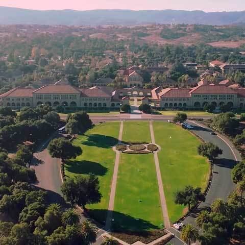 Stanford teve a mesma pontuação de Cambridge (98.7). A Universidade foi fundada em 1891 e é conhecida como a universidade dos empreendedores, já que ex-alunos e professores fundaram grandes empresas, como Nike, Yahoo, HP e Google.