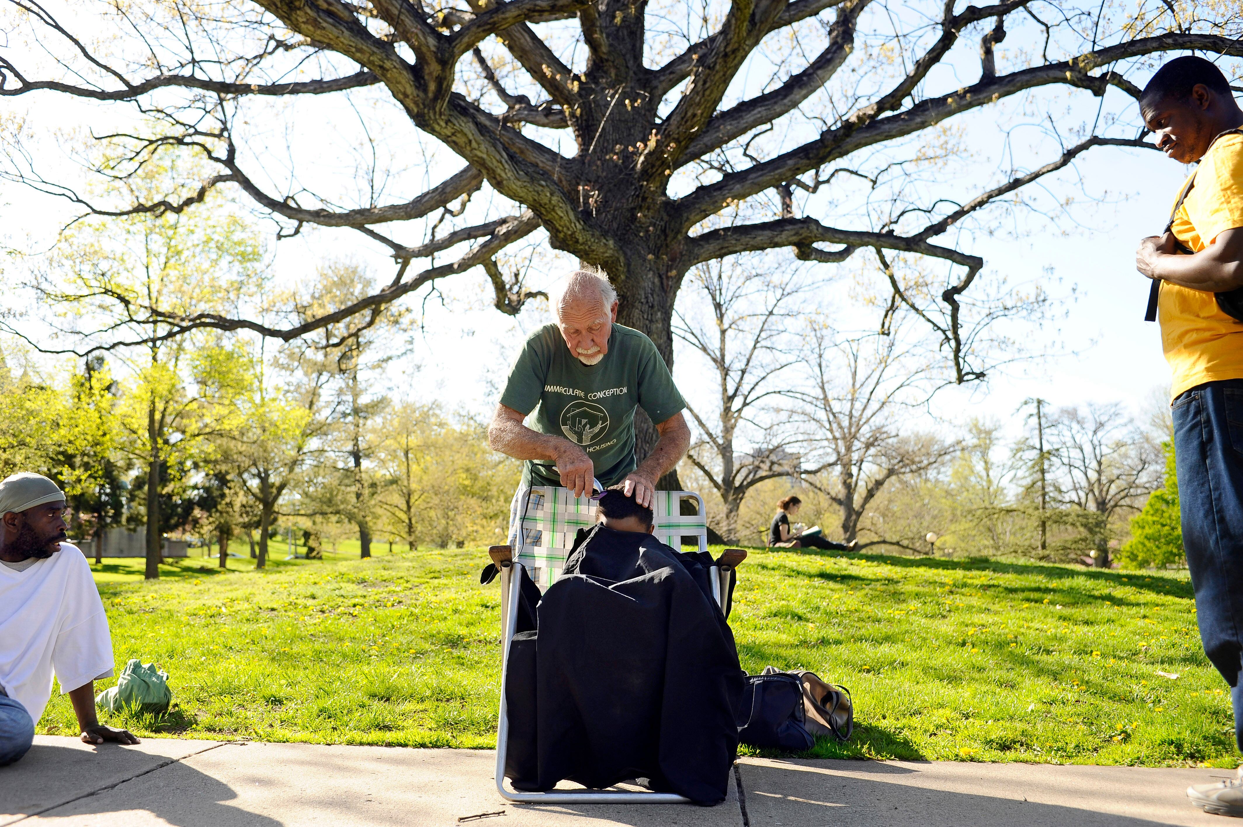 Todas as quartas-feiras, o barbeiro Anthony Cymerys coloca sua cadeira na sombra debaixo de um carvalho no Parque Bushnell, de Hartford, nos Estados Unidos.

Para os clientes de longa data, os moradores de rua ou aqueles que não estão numa boa fase da vida, o preço de um corte é sempre o mesmo: um abraço

