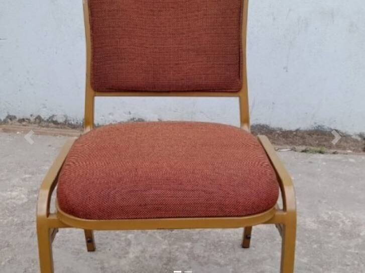 Onze lotes ofereceram jogo de 100 cadeiras de eventos. Sete deles foram arrematados por R$ 126.790, e os quatro lotes restantes tiveram o valor total de R$ 189.117,70. O valor inicial de cada um deles era de R$ 400,00. Os objetos foram postos à venda para manter o fluxo de caixa durante o processo de recuperação judicial 