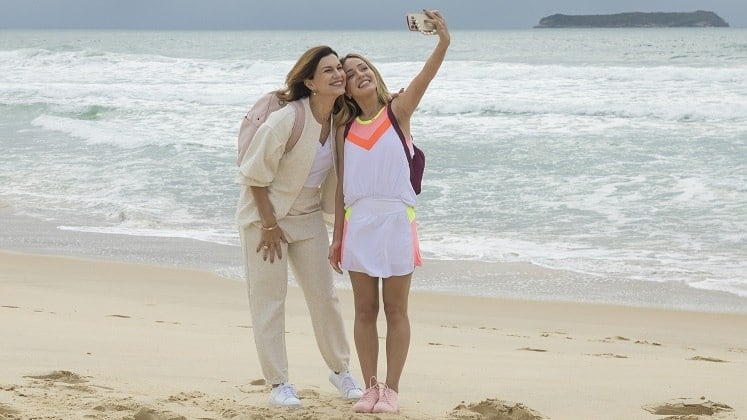 No Dia dos Avós, comemorado nesta terça-feira (26), é impossível não se lembrar da cumplicidade entre Ísis (Adriana Garambone) e Mirela (Mharessa) em Todas as Garotas em Mim. A matriarca da família Werner mostrou seu jeito carinhoso e preocupado com a neta em inúmeros momentos ao longo da trama. A seguir, confira 10 vezes em que Ísis provou que é a avó que todos gostariam de ter