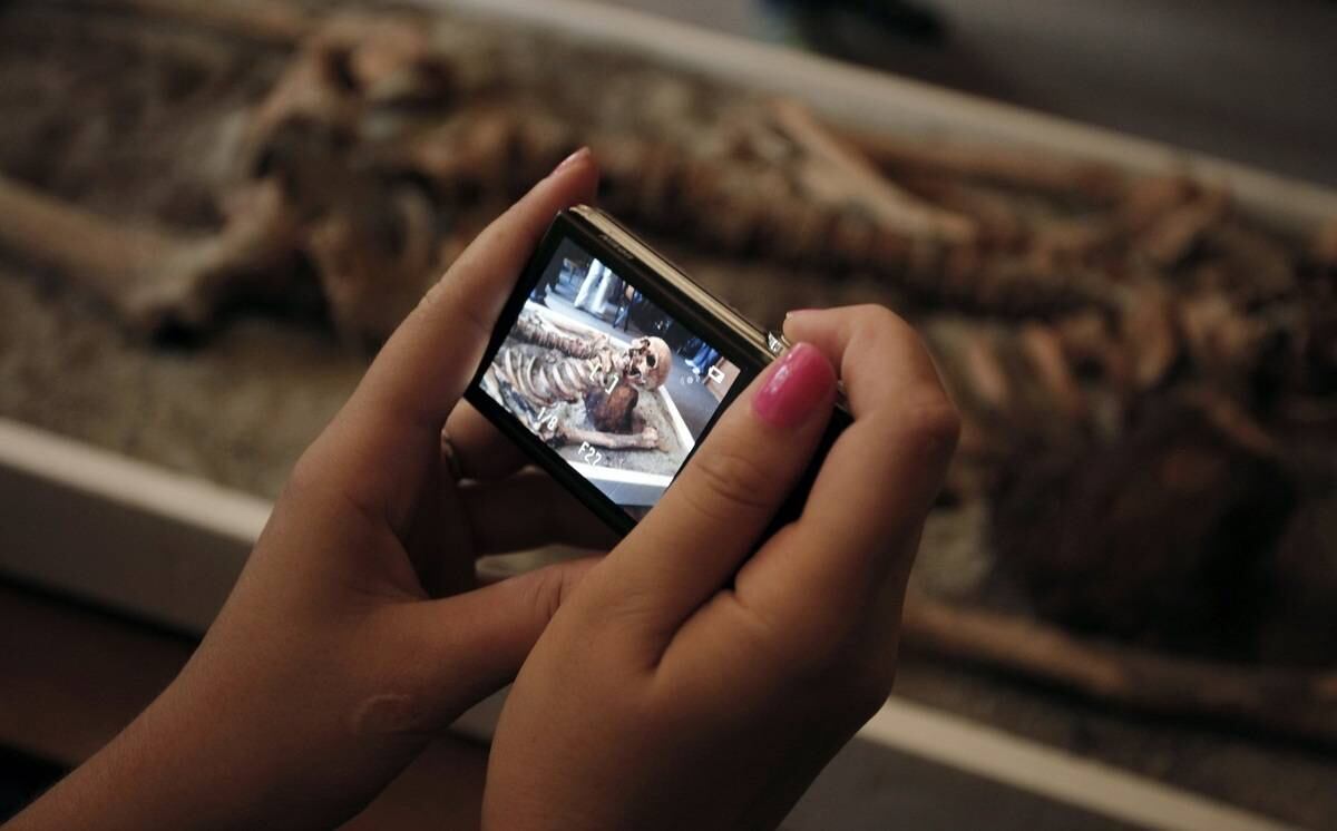 O professor Ovcharov anunciou o achado de um esqueleto medieval que estava incrivelmente conservado