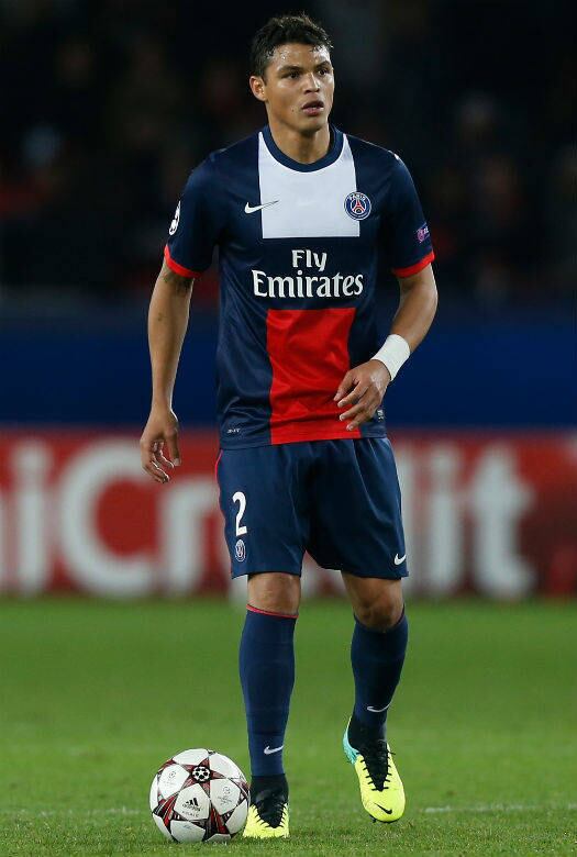 Em quarto lugar no ranking da World Soccer, ganhando R$ 39,4
milhões ao ano, está Thiago Silva, zagueiro do PSG. Desde que chegou ao
Fluminense, o jogador tem sido aclamada pela imprensa por suas atuações e pela
precisão na hora de desarmar os adversários. 
E não é à toa! Thiago Silva ganhou títulos nacionais pelo clube carioca,
pelo Milan (clube para o qual se transferiu em 2009) e pelo time francês