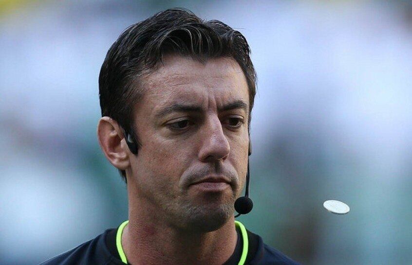 Raphael Claus (foto) é o árbitro do jogo. Danilo Ricardo Simon Manis e Miguel Cataneo Ribeiro da Costa são os auxiliares. Rodrigo Guarizo Ferreira do Amaral fica responsável pela arbitragem de vídeo.