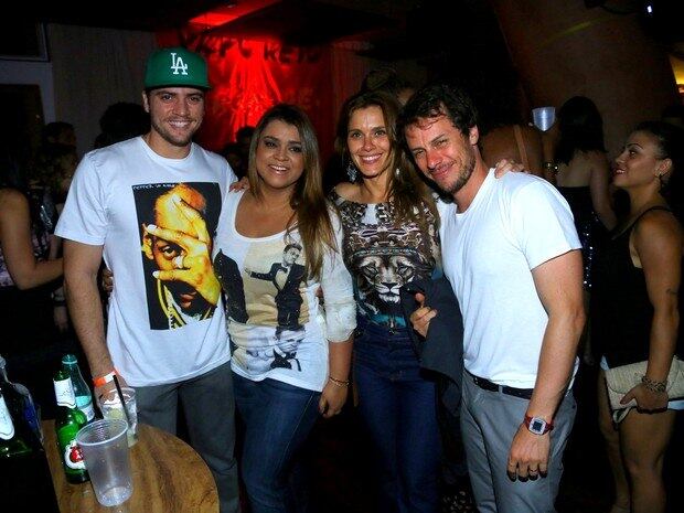 

Preta Gil e
Carolina Dieckmann se encontraram na festa organizada por Benedita, filha de
Regina Casé. As famosas estavam acompanhadas de seus respectivos companheiros,
Tiago Worcman, e Rodrigo Godoy. O agito aconteceu em uma casa de shows do Rio
de Janeiro

