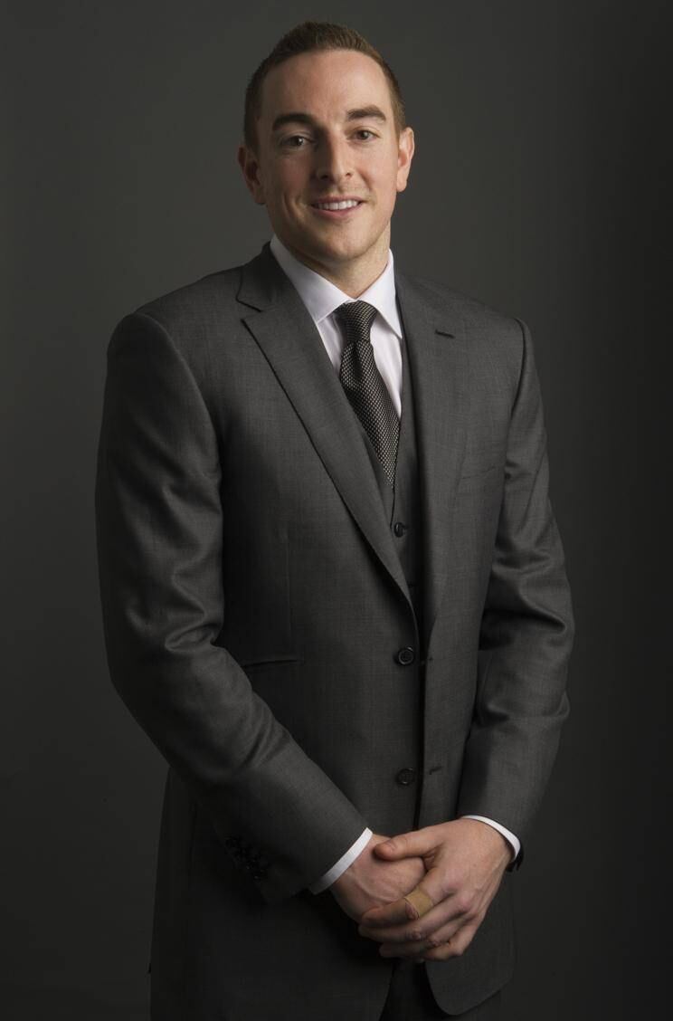 

Robert Pera, de 36 anos, teve que sair de uma das empresas mais admiradas do mundo, a Apple, para se tornar um bilionário.

Pera era engenheiro de
hardware da empresa, mas, em 2005, decidiu sair e montar o seu próprio
negócio. Oito anos depois, a fortuna do solteirão está avaliada em US$ 2,7
bilhões (cerca de R$ 6,34 bilhões). Saiba mais sobre ele na próxima foto  
