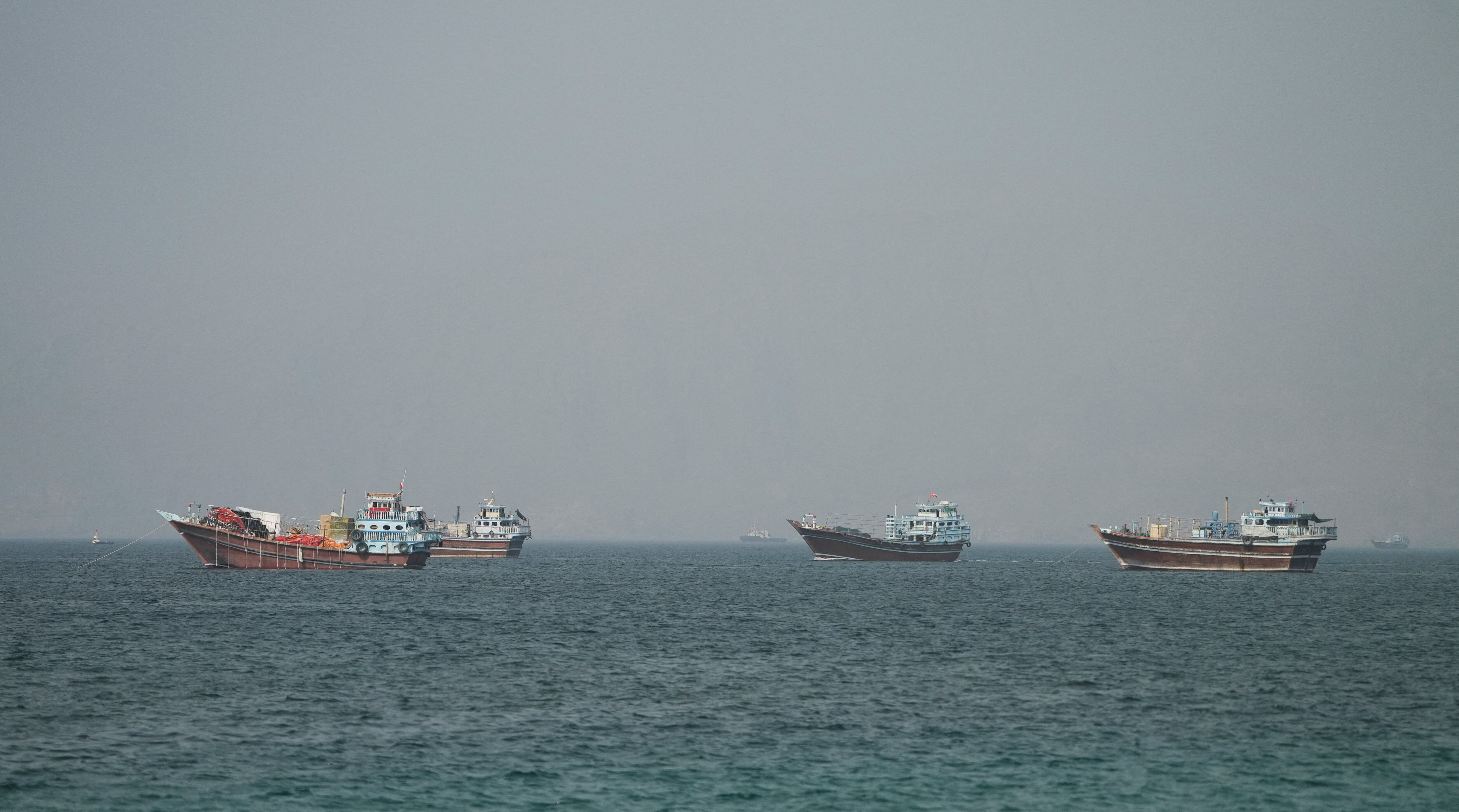 Embarcações no Estreito de Ormuz, vistas de Musandam, Omã