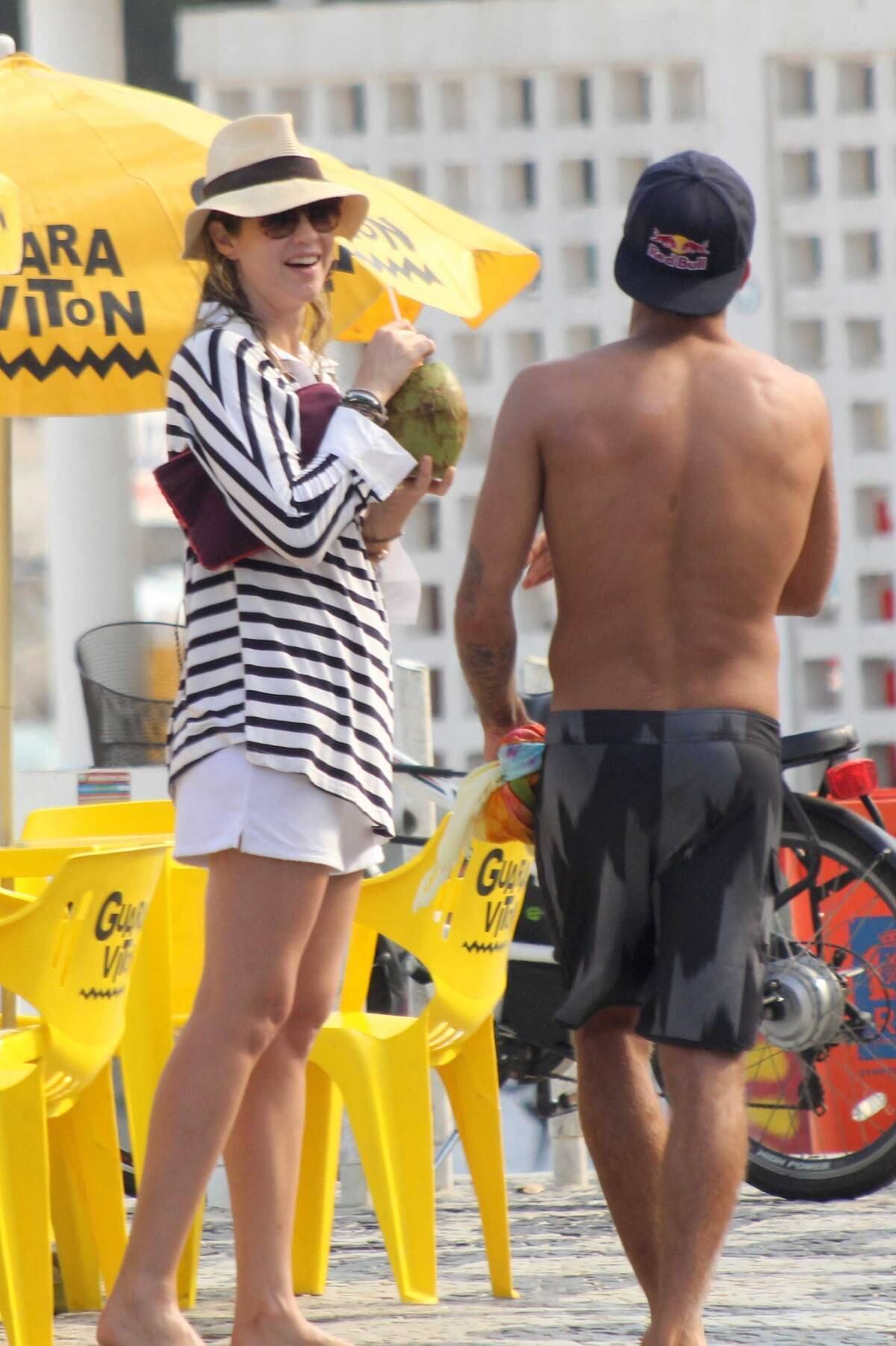Luana Piovani e Pedro Scooby curtem dia de praia no Rio de Janeiro