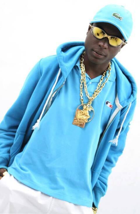 Famoso por músicas como “Nós Sabemos o que elas Gostam”, na qual canta versos como Nós já sabemos que elas quer oi quer andar de Santa Fé [carro importado], Kelvinho diz que lida bem com o assédio de mulheres interessadas em seu dinheiro. Questionado sobre o futuro, ele diz que pretende ampliar o repertório, atualmente focado no funk ostentação

— Quero cantar outros tipos de funk também