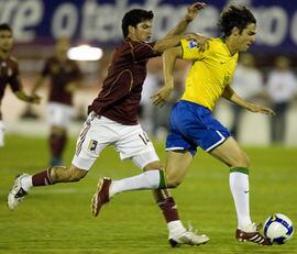 No Morenão, a expectativa de renda é muito maior. O estádio comporta pelo menos
duas vezes mais pessoas. Ali, a partida entre Brasil e Venezuela, em 2009,
atraiu mais de 23 mil pagantes, numa renda de mais de R$ 2,5 milhões, uma das
maiores da história do futebol brasileiro

O Estádio Universitário Pedro Pedrossian, mais conhecido como
Morenão, pertence à Universidade Federal do Mato Grosso do Sul e tem
capacidade para 26.760 espectadores. Atualmente, Comercial e CENE mandam
suas partidas de maior público no local.

Sem um clube do Mato Grosso do Sul na Série A
do Brasileirão, o estádio sediou sua última partida da elite nacional
em junho de 2011, quando o América-MG levou para lá o jogo contra o
Internacional, valido pela terceira rodada do nacional daquele ano

