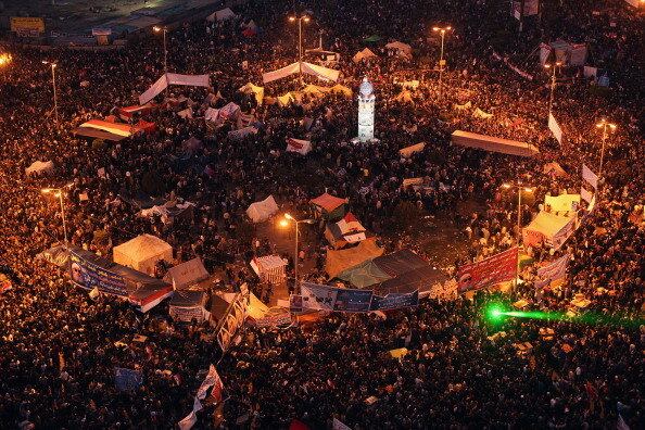 Inspirados na revolta que derrubou o governo da Tunísia no
início de 2011 e que deu início a Primavera Árabe, milhares de egípcios compareceram a um grande protesto nas ruas
do país no dia 25 de janeiro do mesmo ano. O movimento, reforçado pelas convocações feitas pela internet,
ganhou o apoio de diversos ativistas islâmicos. 


Os manifestantes acusavam o regime do então governante, Hosni
Mubarak, de repressão, fraudes eleitorais e corrupção, além de responsabilidade pela
pobreza e pelo desemprego no país.

A seguir, relembre como foram os protestos e o que aconteceu no Egito desde então