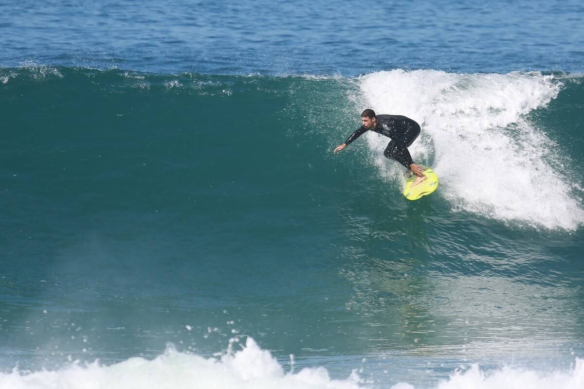 Cauã Reymond surfou no Recreio dos Bandeirantes nesta segunda-feira (21)