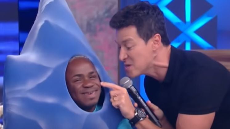 Pigmeu já chegou a ser denunciado no meio do programa por roubar o iogurte do camarim dos pretendentes! ''Ele me gravou e em troca eu peguei o danone dele'', justificou o assistente de palco.