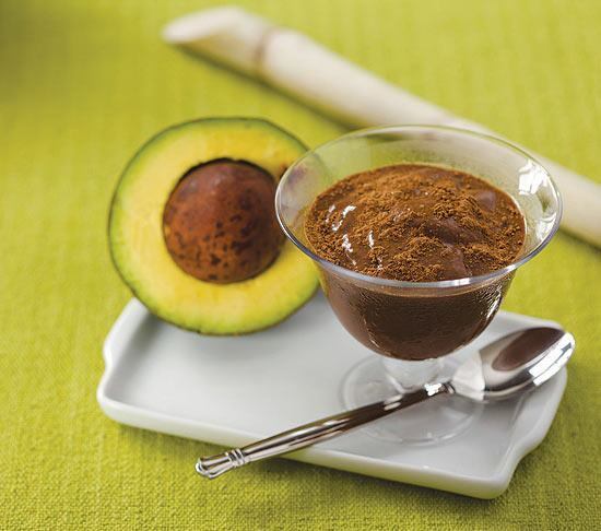 Que tal chegar ao consultório de uma nutricionista funcional, para emagrecer, e sair de lá com uma única dica que pode te ajudar a não comer besteiras: o Instagram. Karina Dotta, nutricionista funcional, de Santa Catarina (SC), utiliza esta rede social para dar dicas às pacientes que querem emagrecer e ainda dá a dica: "As pessoas se identificam com isso. É muito melhor ter um profissional dando dicas adequadas do que um amador, que não necessariamente vai ajudar na dieta", contou, em conversa com o R7. 

— Criei o meu para ajudar meus pacientes. Ao invés da gente se encontrar só no retorno da consulta, a gente se fala muito pelo Instagram. As pacientes me marcam quando postam foto do prato, é como se fosse uma consulta o tempo todo. Você começa a compartilhar receitas, exemplos de sucesso, e troca informações que são muito válidas. Mas tem que saber usar bem!

Na foto acima, está uma das dicas de Karina para driblar a TPM, publicadas em seu Facebook. Anote a receita:

Mousse de abacate com cacau e banana
Ingredientes:
¼ de abacate
1 banana nanica
1 colher (chá) de cacau em pó
1 pitada de canela em pó
¼ de xícara de água
1 colher (sopa) de mel ou agave (opcional)

Modo de Preparo:
Bata todos os ingredientes no liquidificador. Coloque em taças e leve à geladeira.