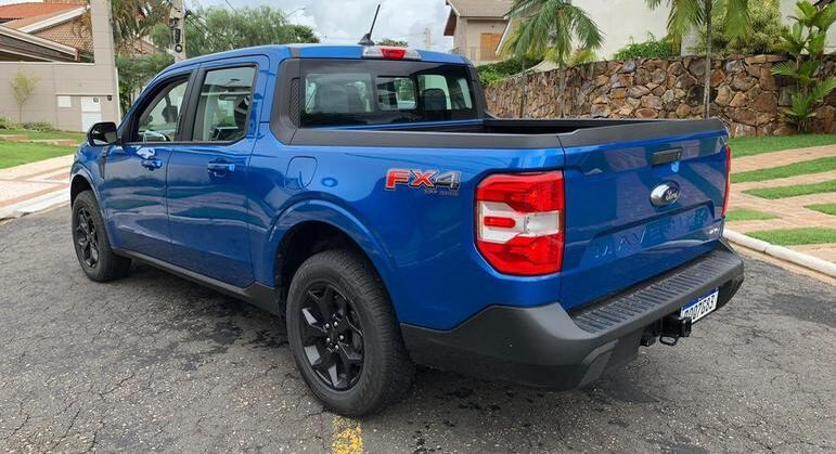 Rodas são de liga leve de 17 polegadas calçadas com pneus 225/65 All Terrain