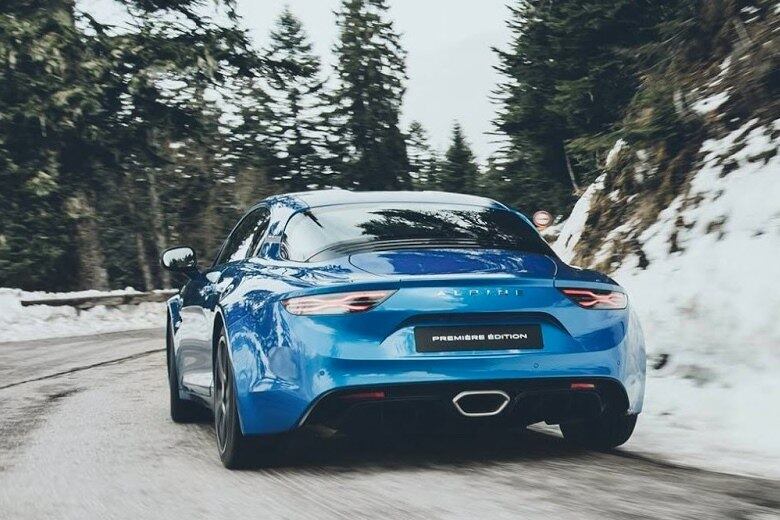 Tendo uma moderna plataforma de alumínio, o Alpine A110 terá pouco mais de 1.000 kg. Seus bancos também serão leves, com cerca de 13 kg cada um deles. Mais informações serão divulgadas durante o Salão de Genebra 
