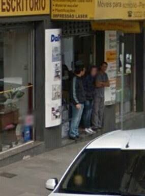 Jennifer é a garota do meio entre o irmão e um funcionário da loja. Adherbal afirma que lembra exatamente desse dia, abril de 2012, quando todos saíram do estabelecimento para ver o carro do Google que passava.

— Eu me lembro perfeitamente desse dia. Eu vi o carro primeiro e avisei a todos, quando saímos para ver. Era inverno, ela usava um casado, estava linda
