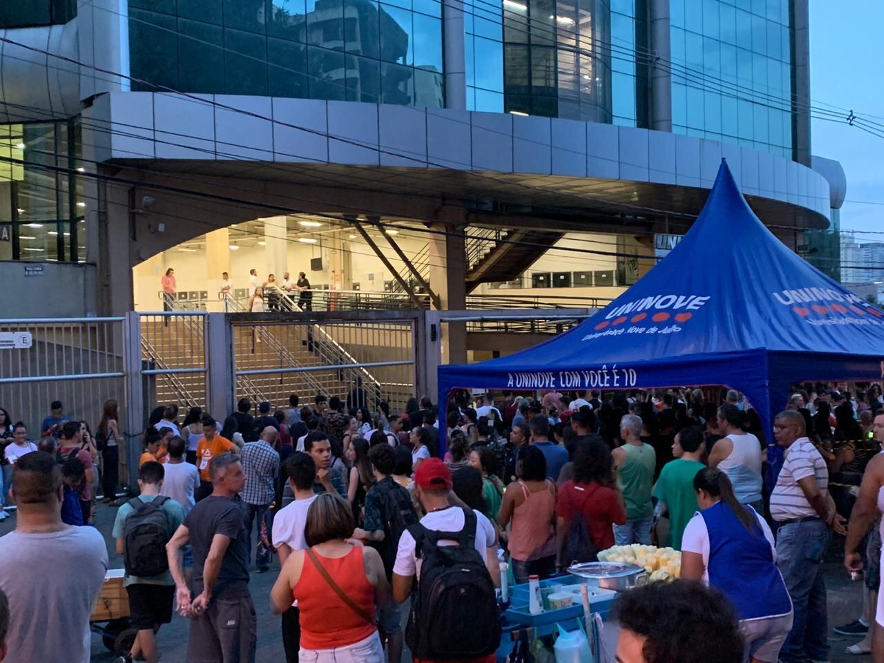 Faltando meia hora para o término da prova, cresce a expectativa pela saída dos inscritos