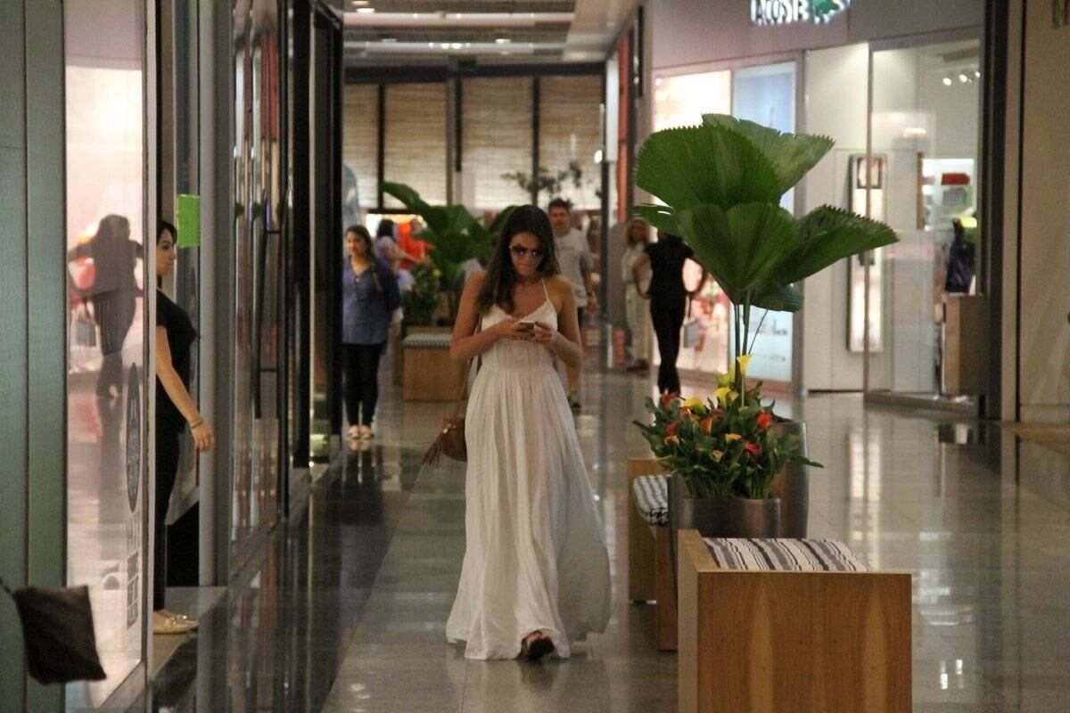 Sozinha, Bruna chamou atenção por usar um vestidão branco muito bonito, que caiu bem nela