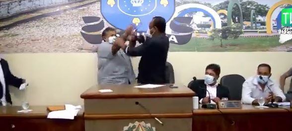 Parlamentares se agridem durante eleição na Bahia