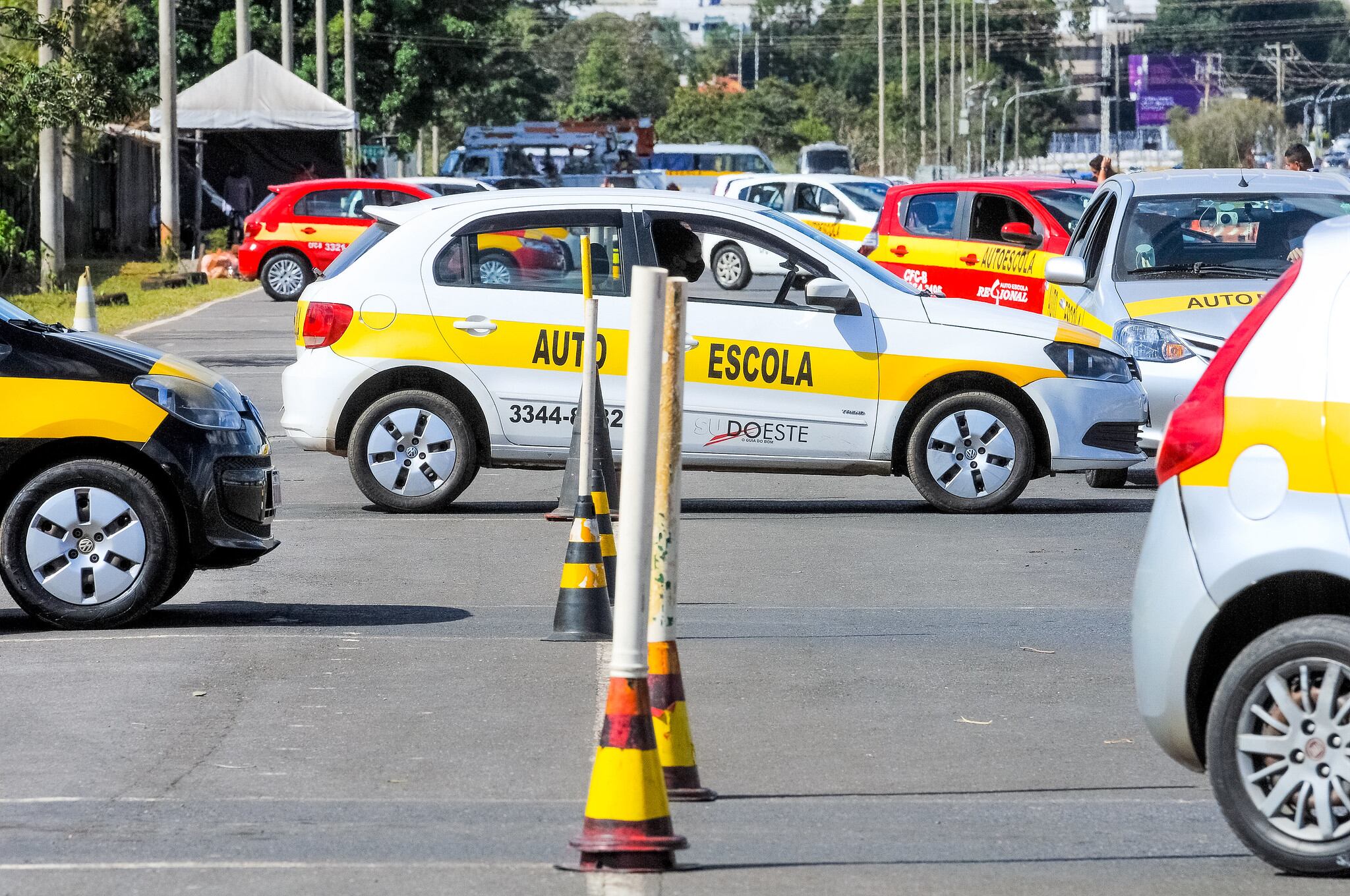 Para ajudar na retomada econômica do comércio e de prestadores de serviços, o Governo do Distrito Federal (GDF) lançou um pacote de medidas econômicas. A primeira etapa da iniciativa vai beneficiar centenas de empresários, com destaque para as autoescolas. Foto: Paulo H. Carvalho/Agência Brasília