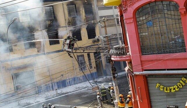 Equipes trabalhando pesado para controlar o incêndio