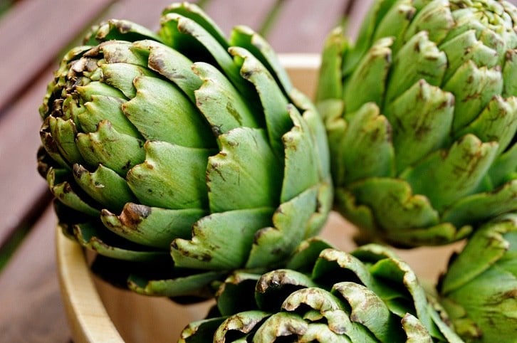 A alcachofra é uma planta medicinal que tem boa ação nos rins, fígado e digestão, além de contribuir para o emagrecimento. Segundo o farmacêutico, ela pode ser consumida diariamente, “em forma de salada, chá ou comprimidos”