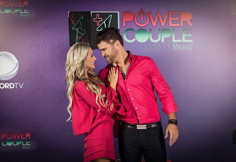 Marcelo "IÉ-IÉ" e Julia Zangrandi

Marcelo Zangrandi tem 30 anos e é humorista.  Nasceu em
São Paulo (SP) e formou-se
em Rádio e TV pela Faculdade Belas Artes e Escola de Atores Wolf Maya. Começou
sua carreira fazendo comerciais e algumas pequenas pontas em novelas. Em 2012,
depois de algumas aparições no programa Pânico, foi convidado para ser
repórter da atração na Bandeirantes, onde permaneceu por quatro anos. Em 2015,
foi contratado para fazer parte do programa Gugu, na Record TV, onde
permaneceu um ano no núcleo de humor. Atualmente, além de participar
de vários programas de TV, administra um grupo de empresas.

Julia Zangrandi tem 30 anos e é profissional
na área de marketing. Nascida em
São Paulo (SP) , é formada e
pós-graduada em marketing, sempre trabalhou em grandes multinacionais de
tecnologia, como Microsoft, LG e Epson. Em 2016, casou-se com Marcelo Zangrandi
e se mudou para Araras, no interior paulista, onde também atua na área de
publicidade.